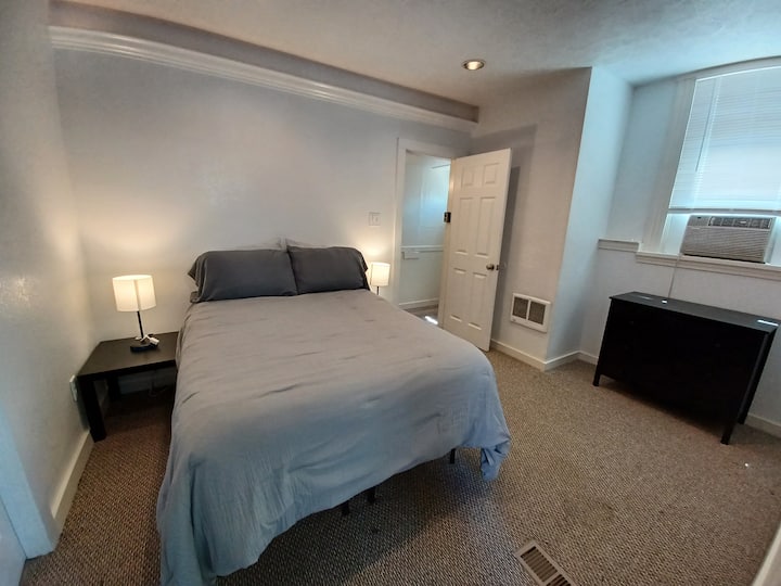 Спалната соба 3 се наоѓа на влезното ниво долу од главниот дневен простор.