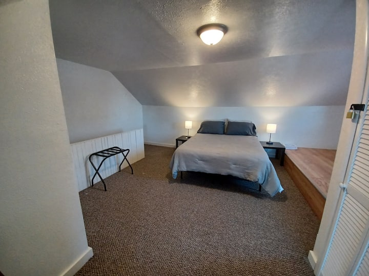 Спалната соба 2 се наоѓа на третиот кат по стрмни скали.