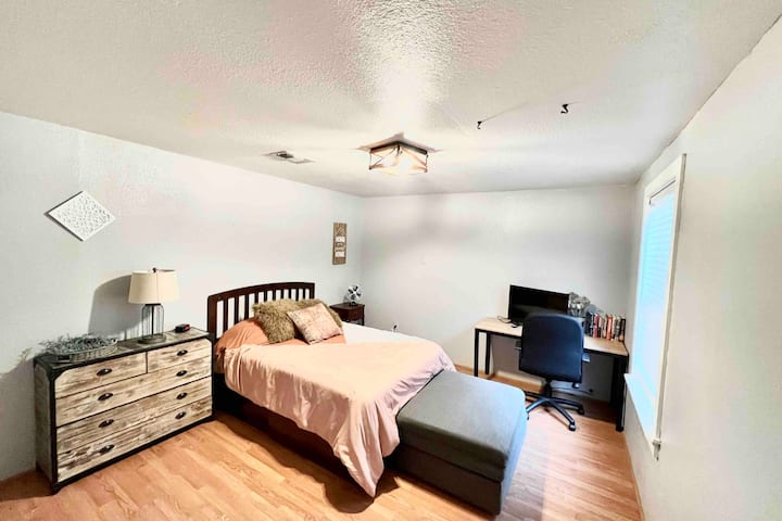 Segundo dormitorio:
El otomano se convierte en una cama doble adicional. 