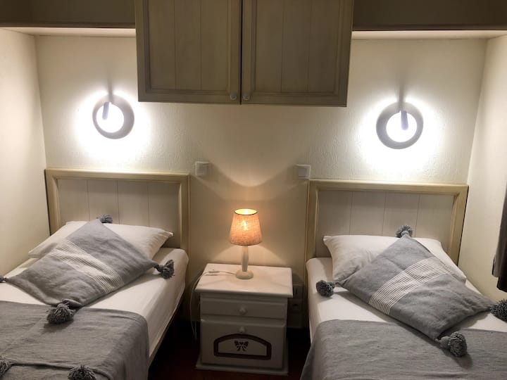 просторот за спиење со 2 единечни кревета