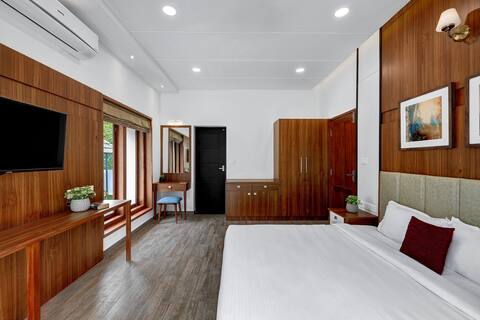 Pakoid Cottages: Deluxe Balcony Suit