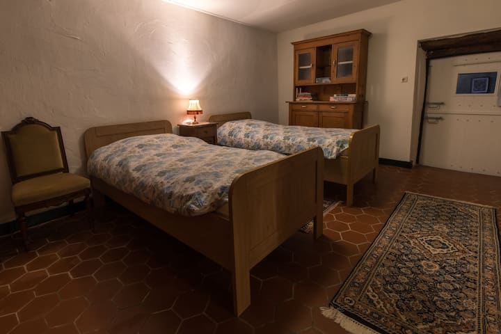 غرفة النوم الأولى بسريرين فرديين .