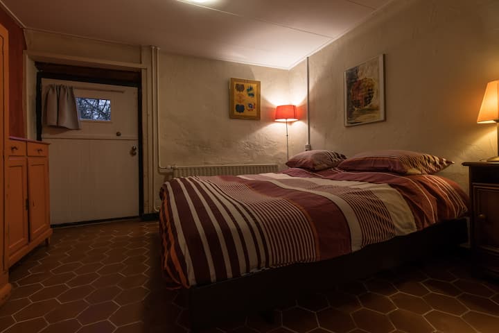 غرفة نوم ثانية بسرير مزدوج، يمكن الوصول إليها من غرفة النوم الأولى.