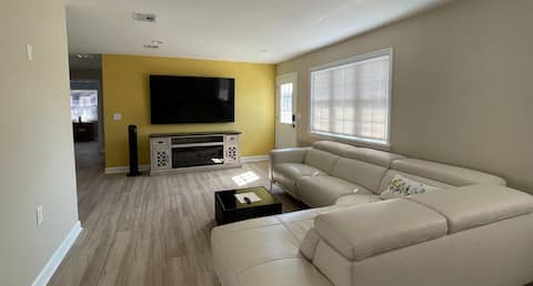 Luxurious Independent beach house, walk to beach