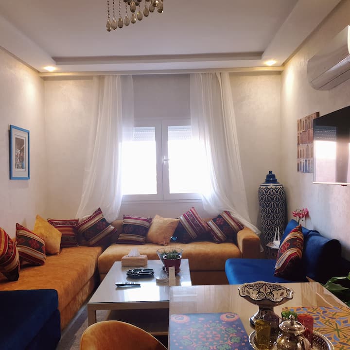 Მისაღები ოთახი  ტელევიზორით