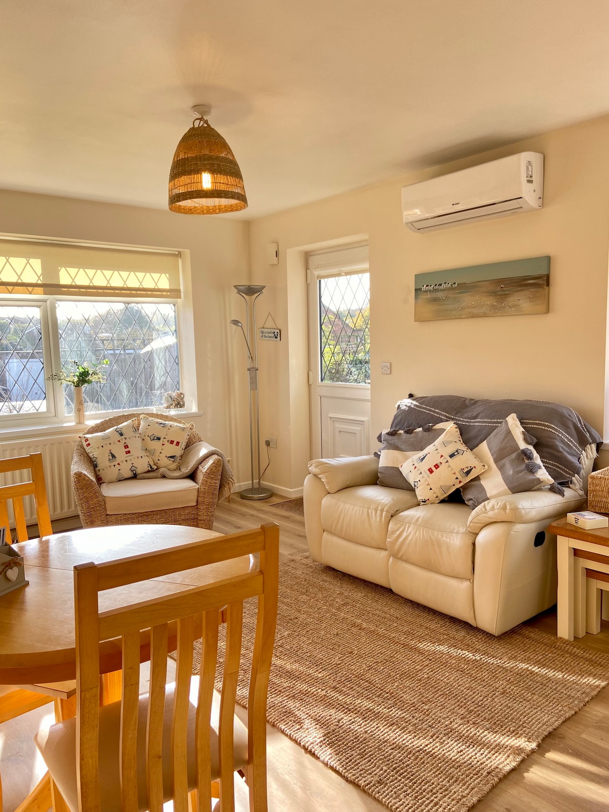 Popular Airbnb listing: Spacious bungalow / Air conditioning & Wi-Fi in Bexhill On Sea