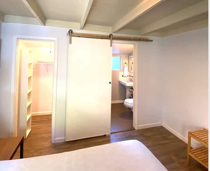 основна спалня  с килер и баня (душ)