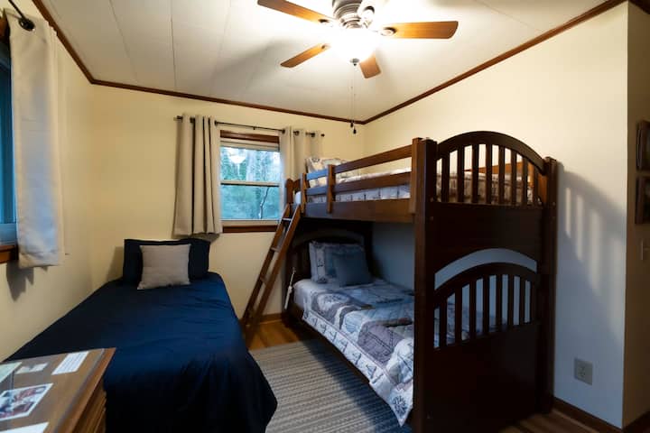 bedroom with bunkbeds and twin bed.