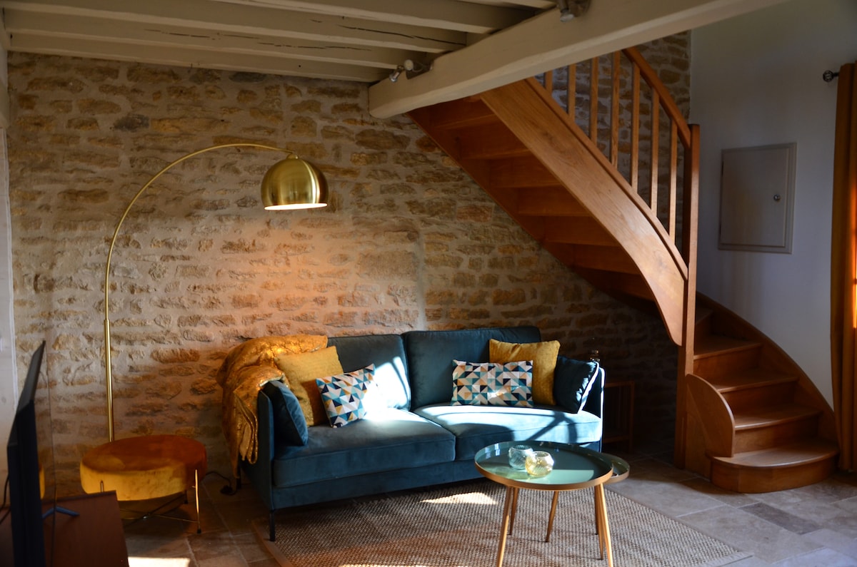 Top Airbnb: Les Volets Verts Gîte with private swimming pool and hot tub à Côte D'or