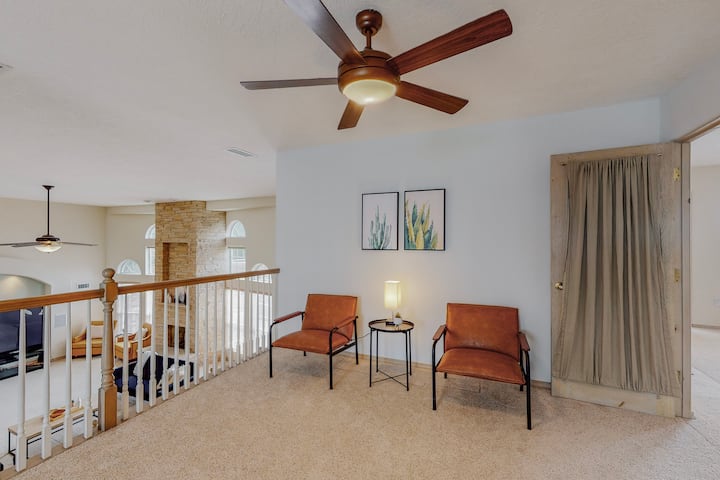 》3800ft Pool Hot Tub Sleep 18 & Mtn Views Billiard - Albuquerque, NM