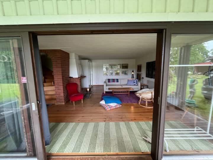 Entrada a la sala de estar en la planta baja. 
Sofá cama para 1 o 2 personas y cama individual detrás.