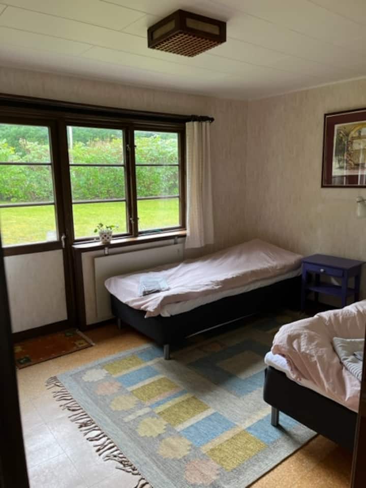 Dormitorio dos arriba. Dos camas de 90 cm. Sal a la parte trasera.