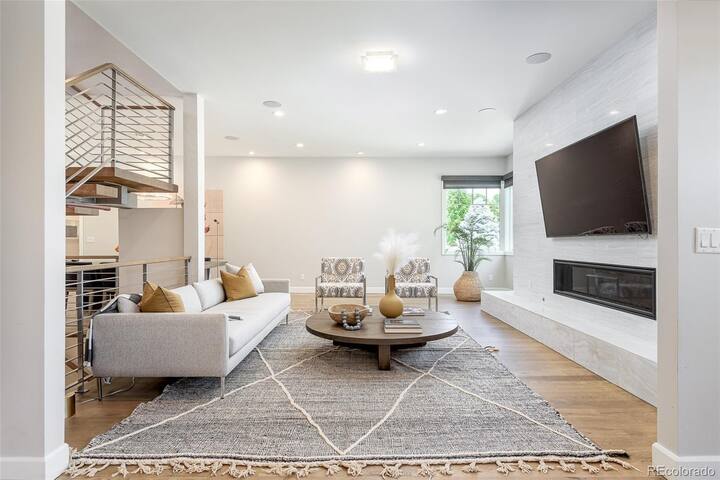 Huge LUX Family Home with Roof Deck, Chef’s Dream gallery image 4