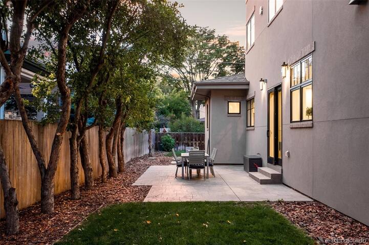 Huge LUX Family Home with Roof Deck, Chef’s Dream gallery image 5