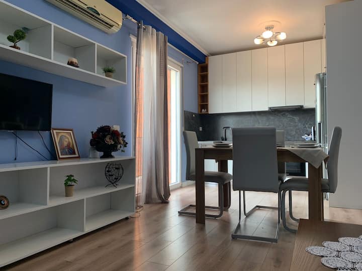Modern Cozy Apt W/in 10 Min Walk From Main Square - Tirana