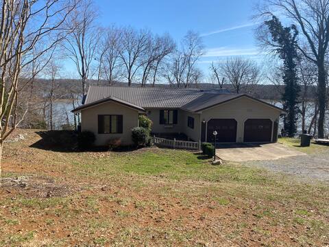Beautiful large, family-friendly, lakefront home.