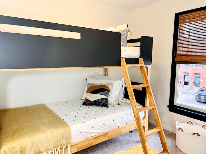 Dhoma e gjumit e tretë me bunks.