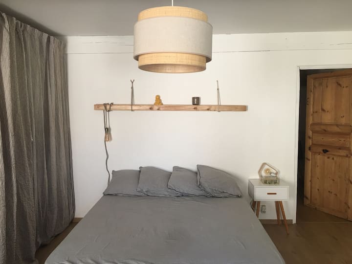 غرفة النوم الرئيسية في الجناح رقم1