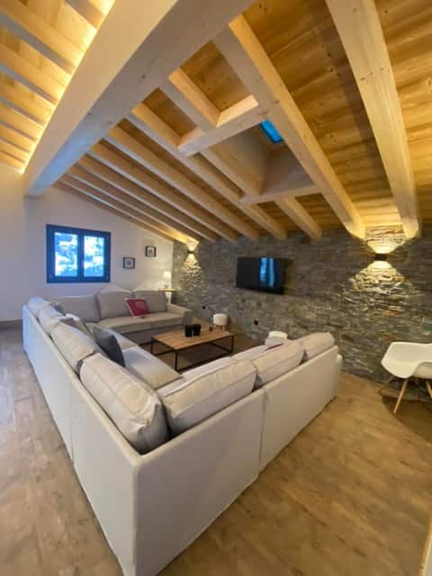 Mountain chalet with 2 apartments for 26