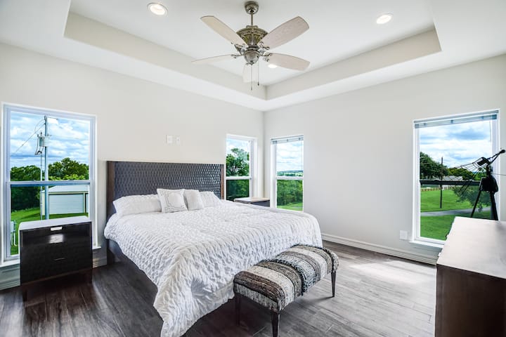 Dormitorio tamaño king en el segundo piso