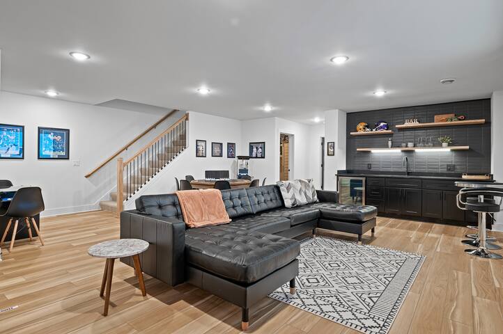 “MODERN MARVEL”- 2 KINGS, 2 QUEENS, 2 TWINS, 4 TVs gallery image 3