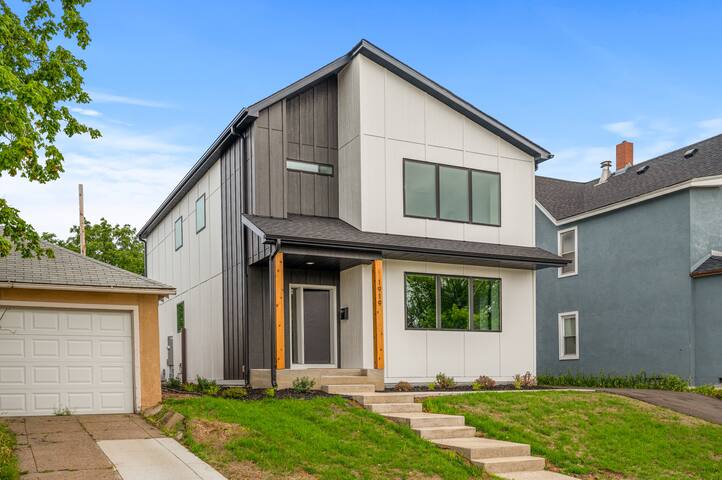 “MODERN MARVEL”- 2 KINGS, 2 QUEENS, 2 TWINS, 4 TVs gallery image 4