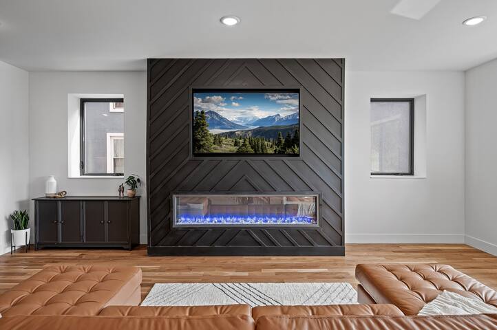 “MODERN MARVEL”- 2 KINGS, 2 QUEENS, 2 TWINS, 4 TVs gallery image 2