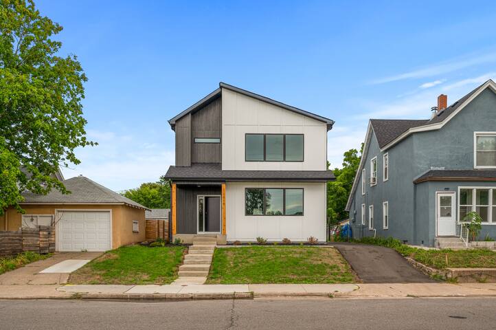 “MODERN MARVEL”- 2 KINGS, 2 QUEENS, 2 TWINS, 4 TVs gallery image 5