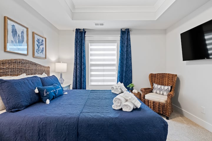 Queen Guest Bedroom (2nd floor)