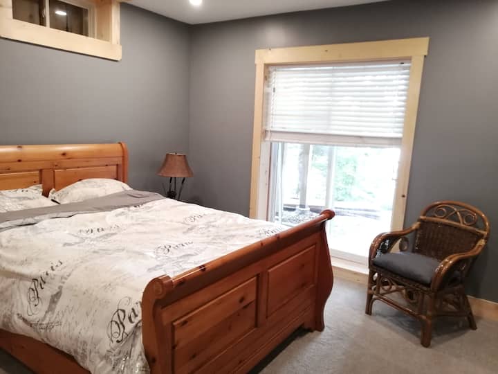 Dormitorio con cama tamaño queen.