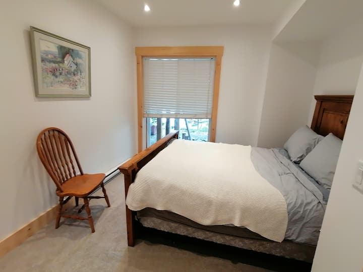 Dormitorio con cama tamaño queen.