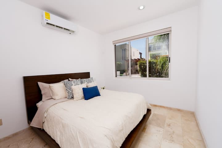 Dormitorio secundario en la planta baja. Tamaño de la cama tamaño queen.