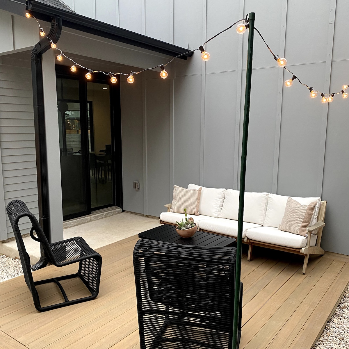 Eco-luxury private home between downtown + Airport