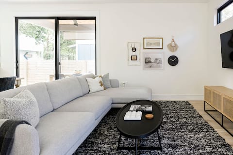 Popular Airbnb listing: Eco-luxury private home between downtown + Airport in Govalle