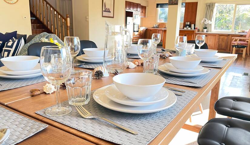 Cosy Home of Artist with Panoramic Tree Top View gallery image 5