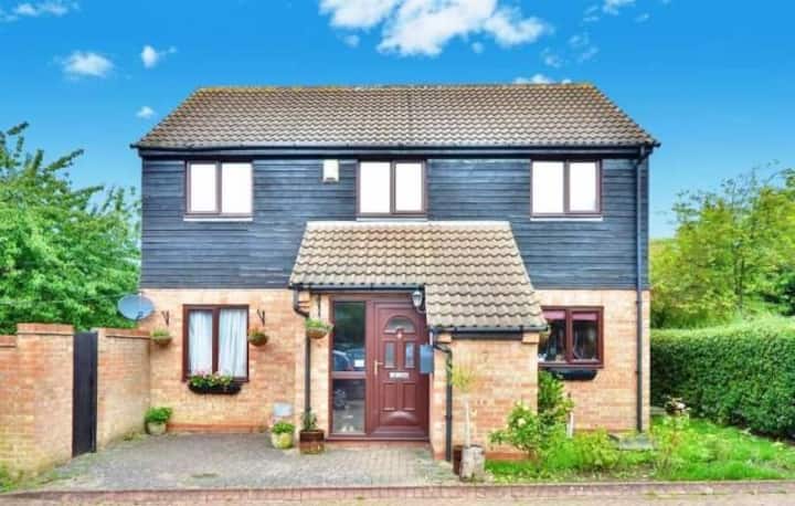 Cheerful 4 Bedroom Home With Garden And Parking - Milton Keynes