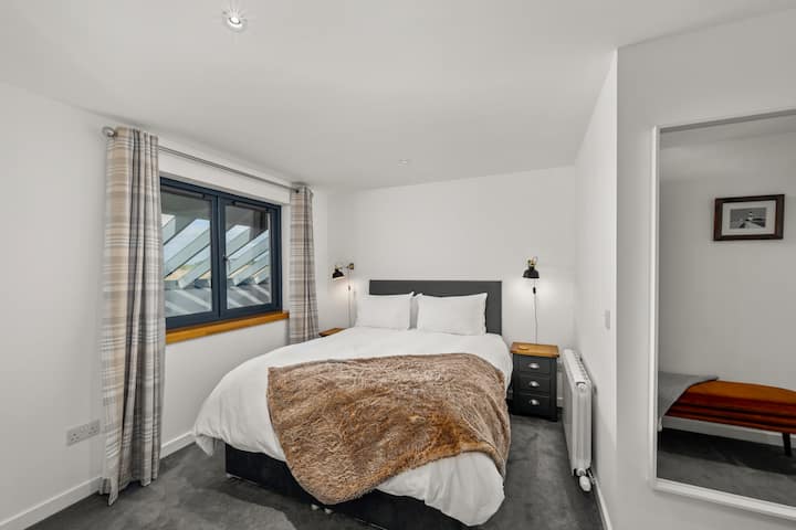 חדר שינה למעלה עם מיטת קינג סייז, נוף כפרי מהחלון