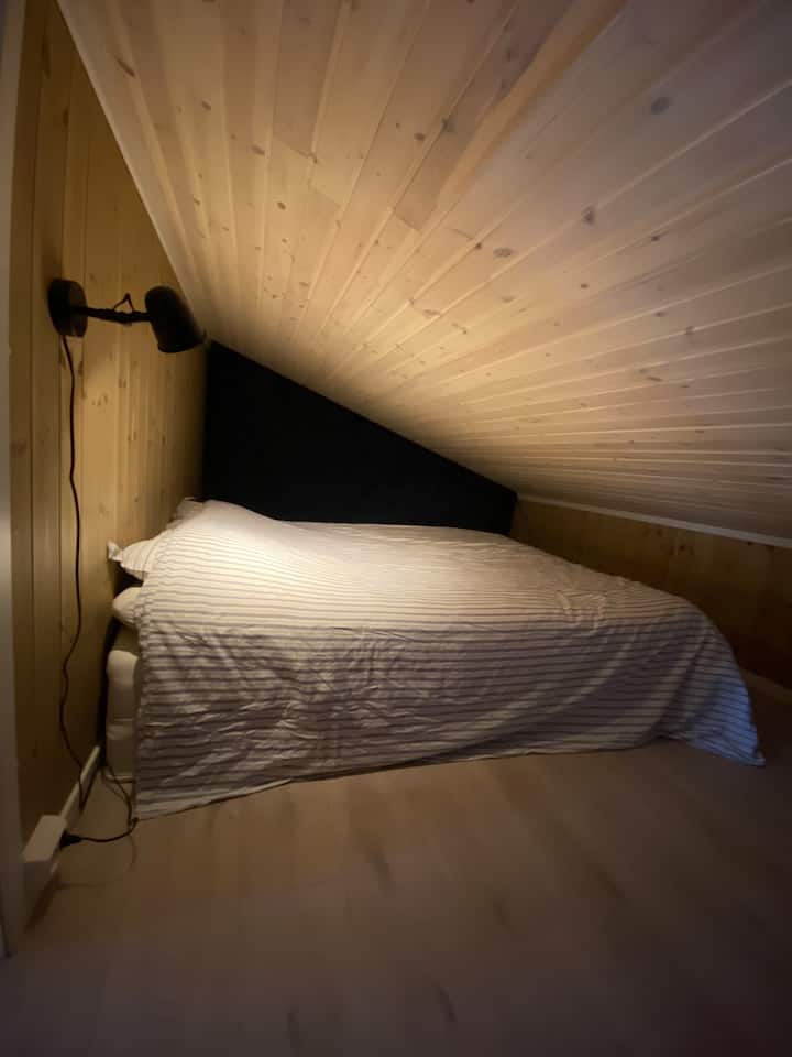 ซุ้มที่นอนมีเพดานต่ำ นอกจากนี้บริเวณทางเข้ายังต่ำดังนั้นระวังหัวของคุณด้วย!