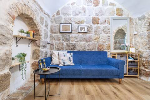 The Blue Stone House ☆ Next To Market ☆City Center