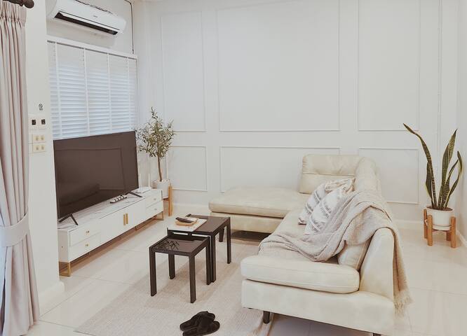 2minute BTS 200m King bed/Family friendly gallery image 3