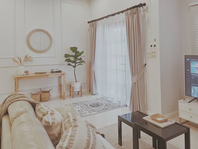 2minute BTS 200m King bed/Family friendly gallery image 5