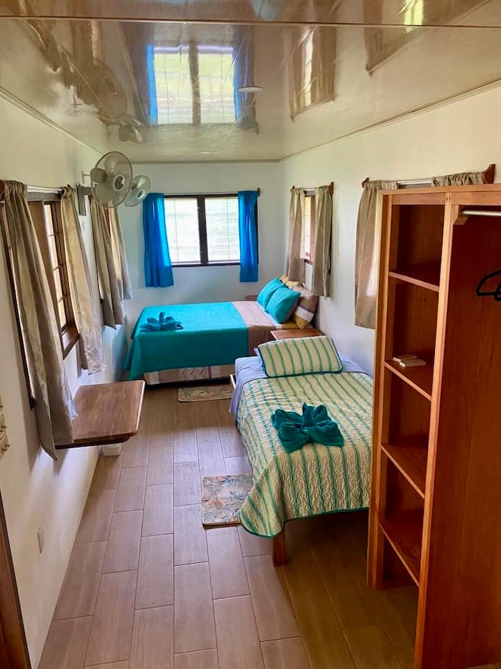 ห้องนอนแบบเปิดโล่งมีเตียง 1 หรือ 2 เตียงและมีพื้นที่ตู้เสื้อผ้ามากมาย