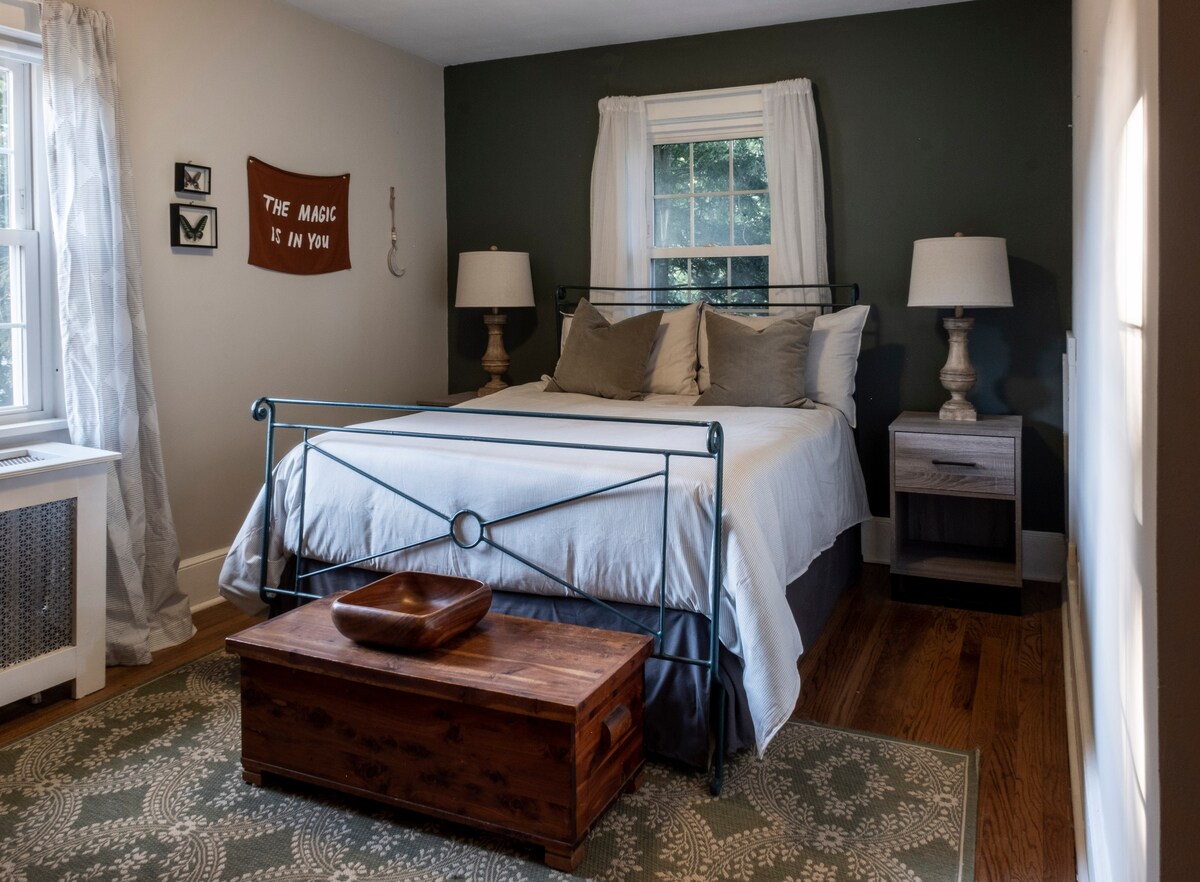 Ovu spavaću sobu nazivamo sobom u kući na stablu s pogledom na vrt i drveće te dekorom inspiriranim hirovitom mladenačkim ljetima provedenim istražujući na otvorenom. 