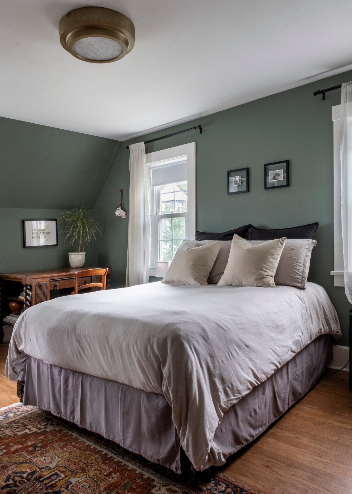 Zelena spavaća soba viktorijanski je san ispunjen umjetninama s pisaćim stolom, antiknom ležaljkom i ljuljačkom od bentwooda. Prekrasan ormar s ogledalima skriva televizor za gledanje prije spavanja.