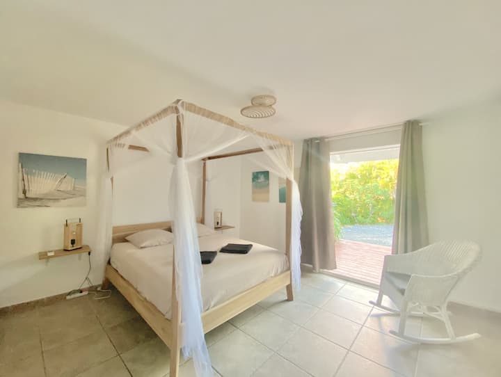 Habitación con cama de dosel de 160 x 200 de la segunda suite en la planta baja