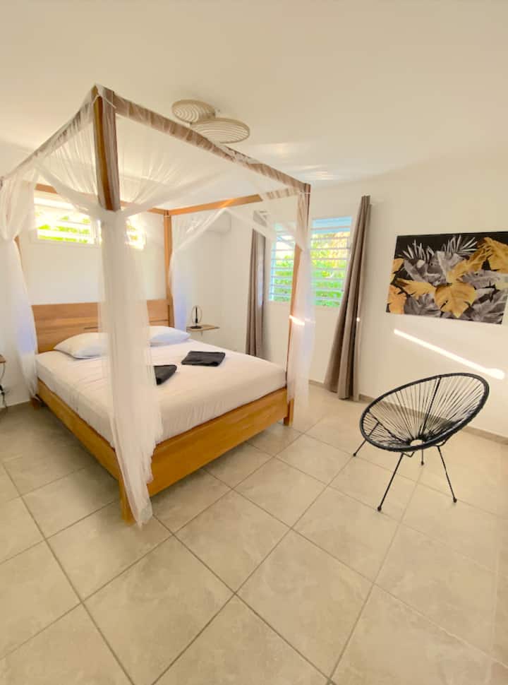 Habitación con cama de dosel de 160 x 200 de la primera suite en la planta baja