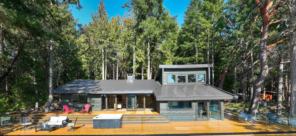 The sunset cabin with hot tub on Galiano gallery image 4