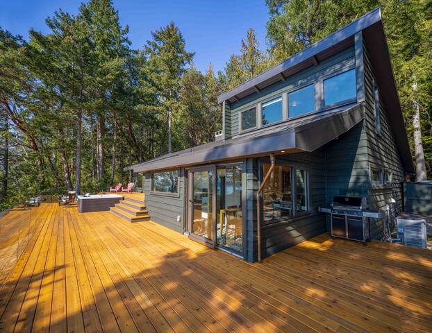 The sunset cabin with hot tub on Galiano gallery image 5