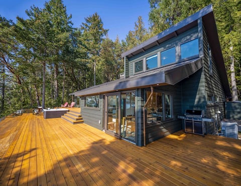 The sunset cabin with hot tub on Galiano