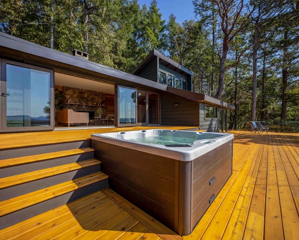 The sunset cabin with hot tub on Galiano gallery image 2